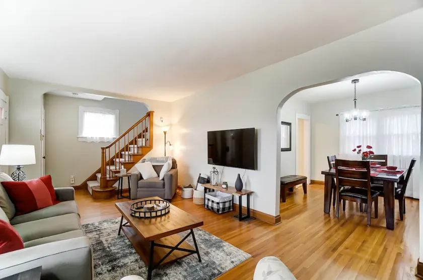 Charming 3 bdr! City location! Great parking! - Image 1