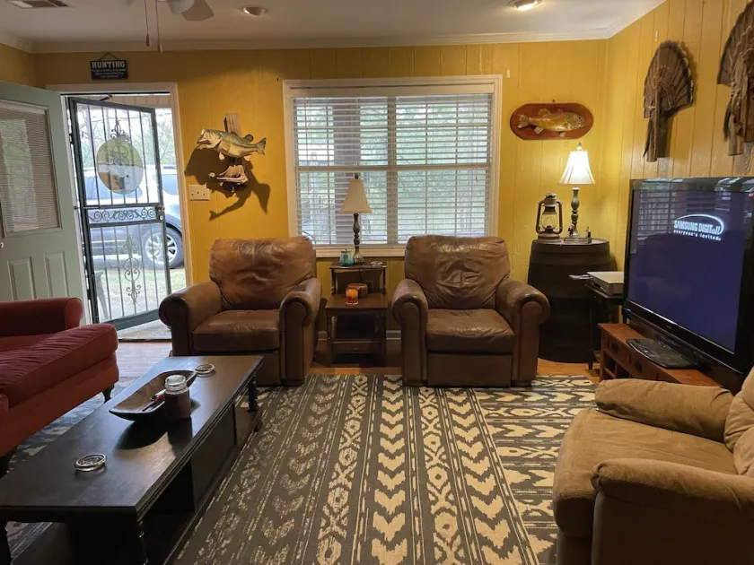 Private home 35 minutes from OleMiss Oxford-sleeps 1-16. Quiet getaway - Image 1
