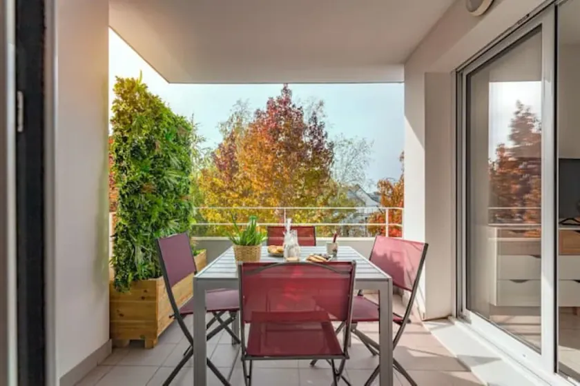 Cosy apartment with large balcony and private parking - Image 1