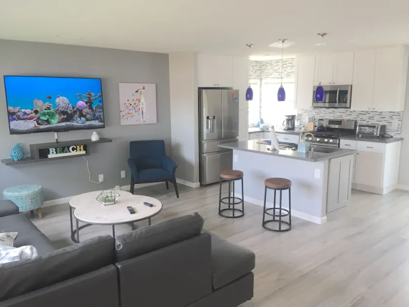 NOUVEAU! Bungalow Oceanside rénové, à quelques pâtés de maisons de la plage et des restaurants, A / C, vélos - Image 1