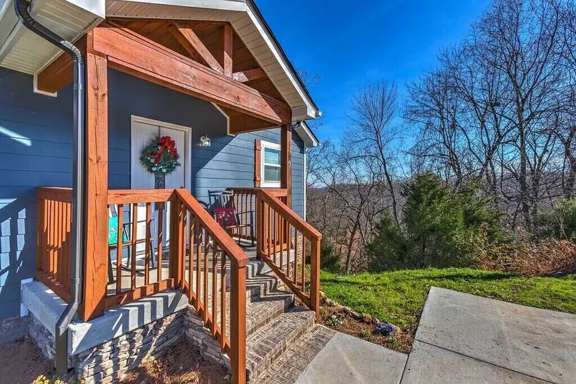 20 min to Nashville! 2600sq ft! Peaceful setting! 5 bedrooms! Sleeps 16+! - Image 1