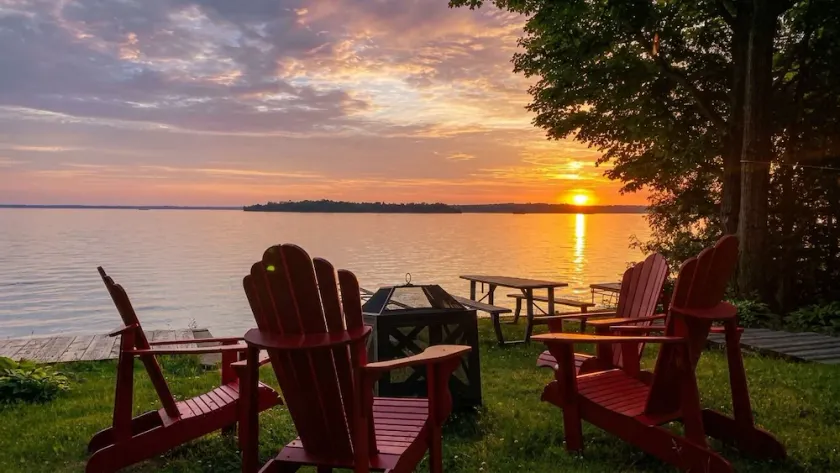 Stunning Sunset Lake house | Dual WiFi/BBQ/Family friendly |  sleeps 8 adults - Image 1