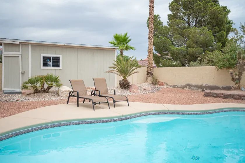 Maison relaxante avec 4 chambres, piscine et bain à remous! - Image 1