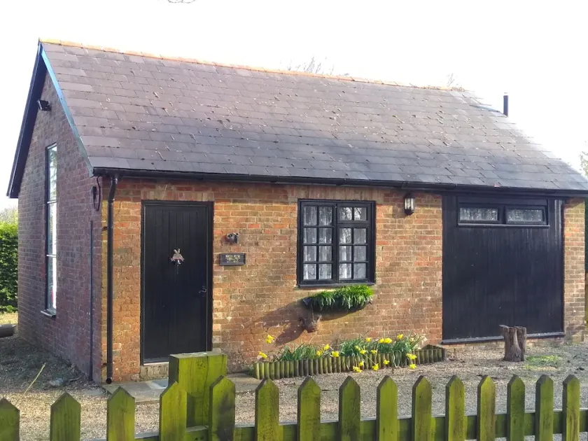 Pet friendly 1 bed cottage in Sellindge, Kent - Image 1