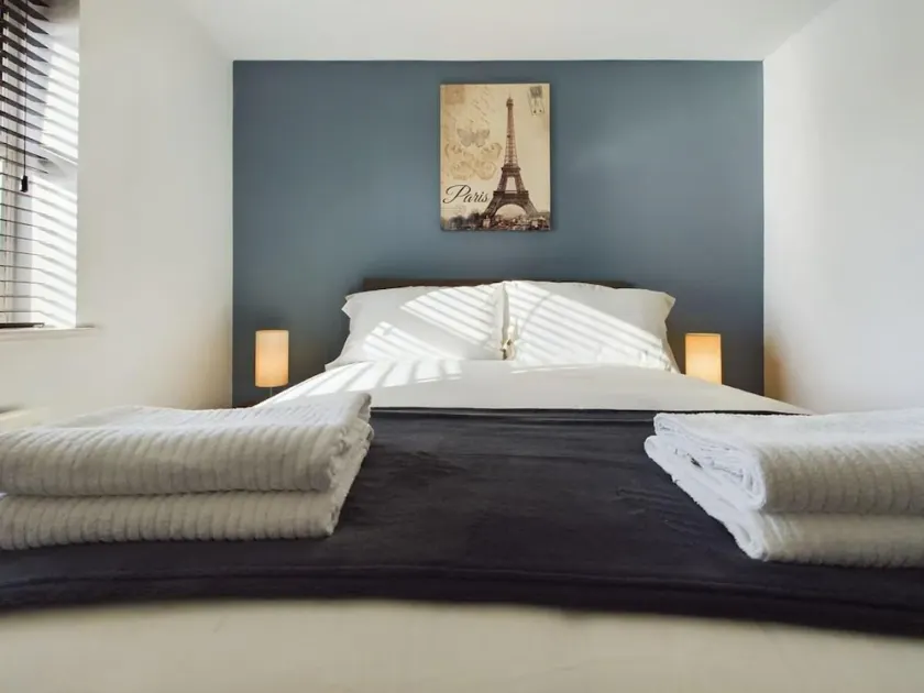 Riverfront Staffordshire Retreat - Image 1