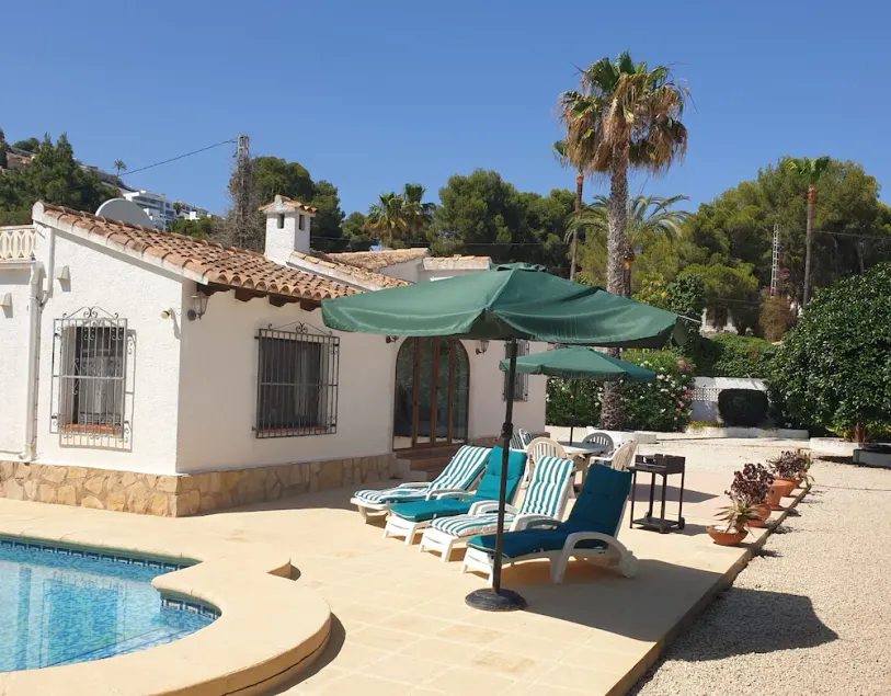 Isolada Villa Sleeps 6/7, piscina privada, grande pátio e jardins. Ar Condicionado / WIFI! - Image 1