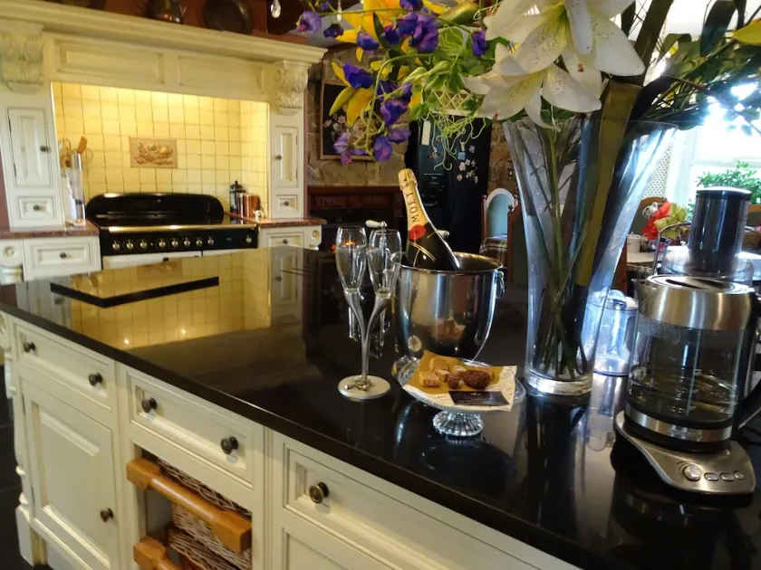 WestLaigh Lrg Luxury Country Farm House 20 min from the city - Image 1