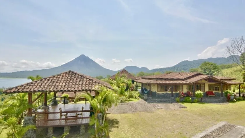 Wide Luxury Home with Pool & Jacuzzi access & Amazing Volcano and Lake views - Image 1