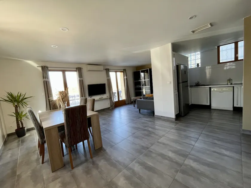 Spacious house with large garden and parking 20 min from Lyon - Image 1