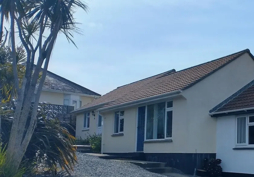 On coast path; 10 min walk to beach; indoor pool access; near golf, surf, riding - Image 1
