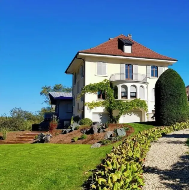 Historic family home with private fenced park (3.5 bedrooms -1 bathroom) - Image 1