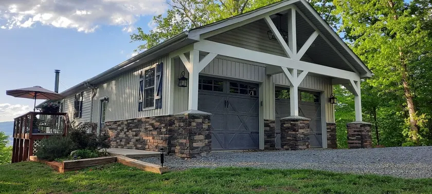 Beautiful waterfront lodge, private dock and breath taking views of Smith Mt. - Image 1