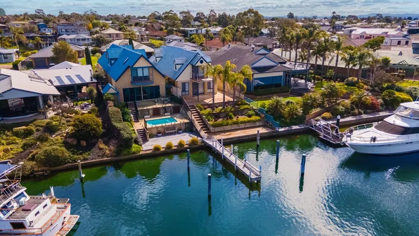 Beautiful waterfront accommodation on the canals in Paynesville. - Image 1