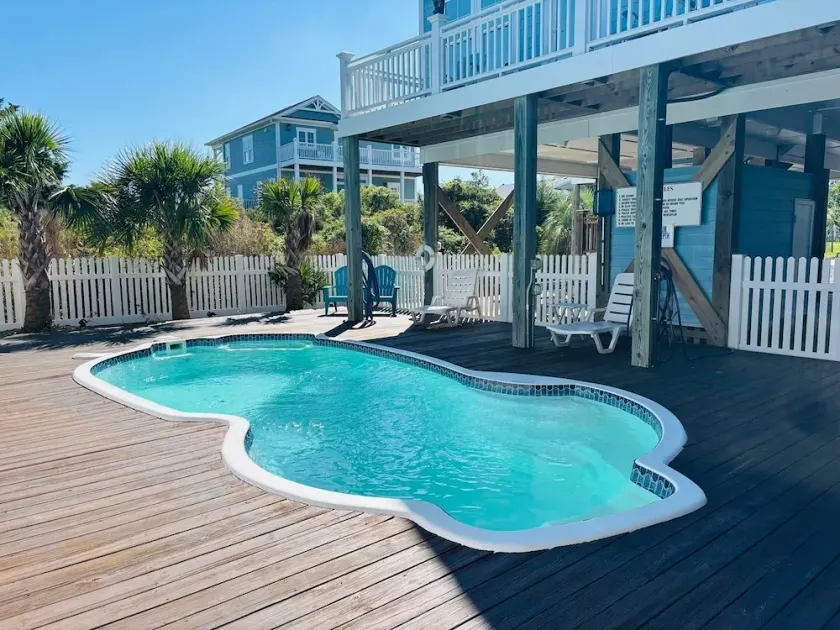 Blue Sunset 4 Bedroom Home by RedAwning - Image 1