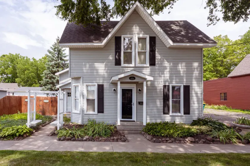Our historic 140 year old home is a minutes walk to Downtown Flushing - Image 1