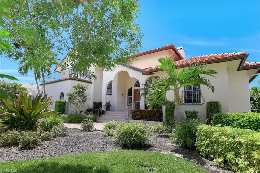 Serene Waterfront Home, walk to TigerTail Beach, Pet Friendly, EV Charger - Image 1