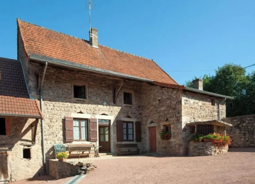 Burgundy farmhouse converted into a gîte in a quiet hamlet - Image 1