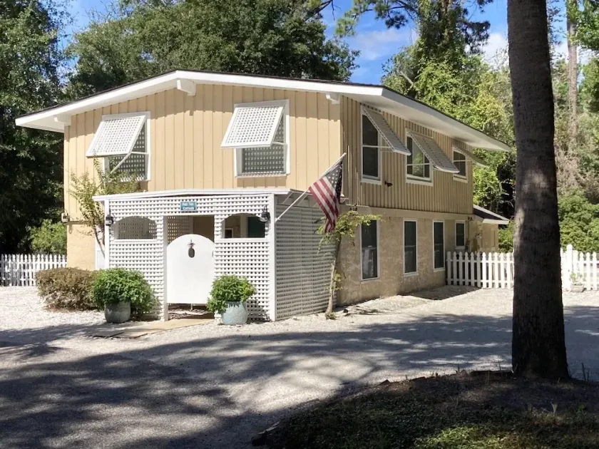 HHI COTTAGE 2 MIN WALK TO BEACH, 35' PRIVATE POOL, DOG FRIENDLY, ROOMY HOME - Image 1