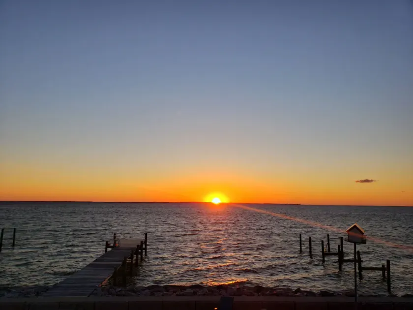Relax & Renew in a WATERFRONT Cottage , private pier, kayaks, fishing, wineries. - Image 1
