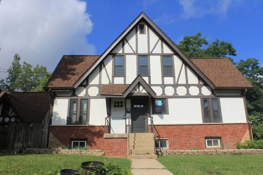 Tudor house stay-In Town Location! - Image 1