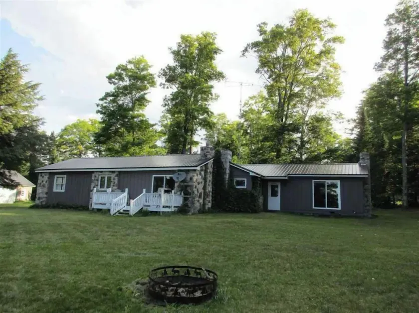 COTTAGE EN PIERRE: Parc d'État des Chutes de Tahquamenon à 25 min. une façon! 8 personnes - Image 1