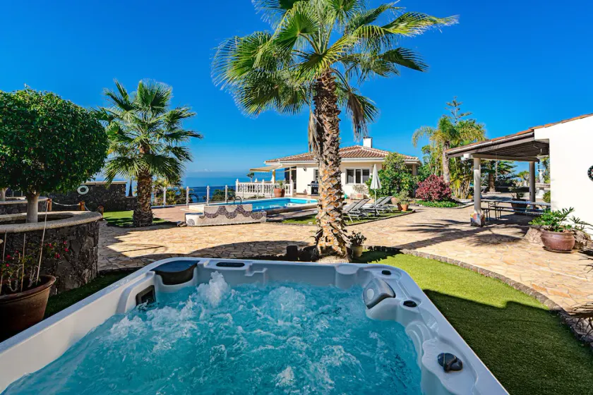 Luxury villa with fantastic sea views - Image 1