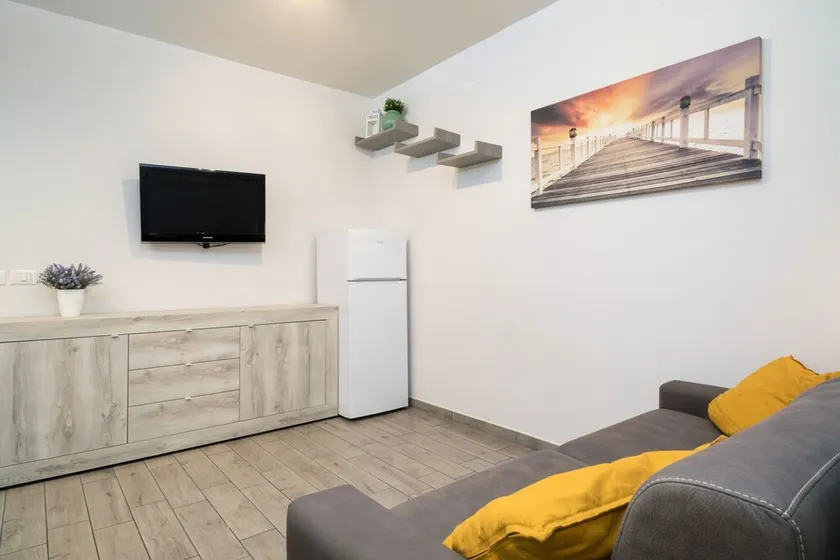 Studio \"Glicine\" with Balcony and Air Conditioning - Image 1