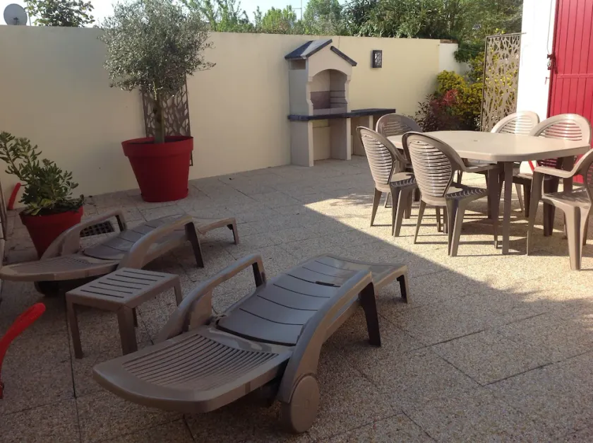 House in private residence with swimming pool and bicycles, 20 min walk from the beach - Image 1