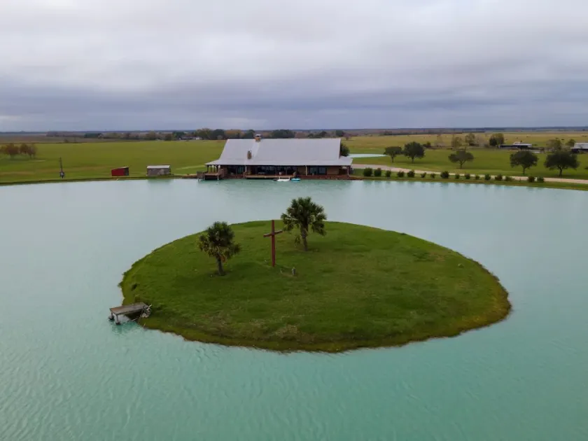 ⍣Ranch ⍣Incredible 70-Acres Estates Restoration Ranch retreat lake sleep 40-52 ⍣ - Image 1