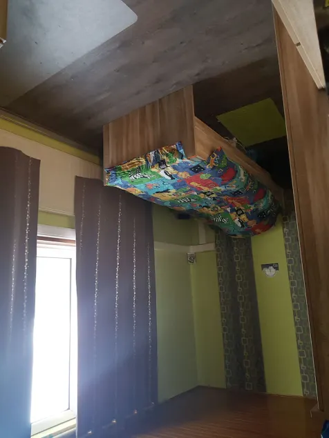 Room reads a person close to BRUSSELS / NAMUR / WALIBI family home - Image 1