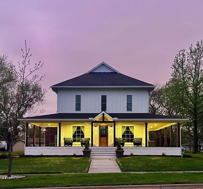 Beautifully renovated 3,800 sq ft house between 2 federal lakes - Image 1