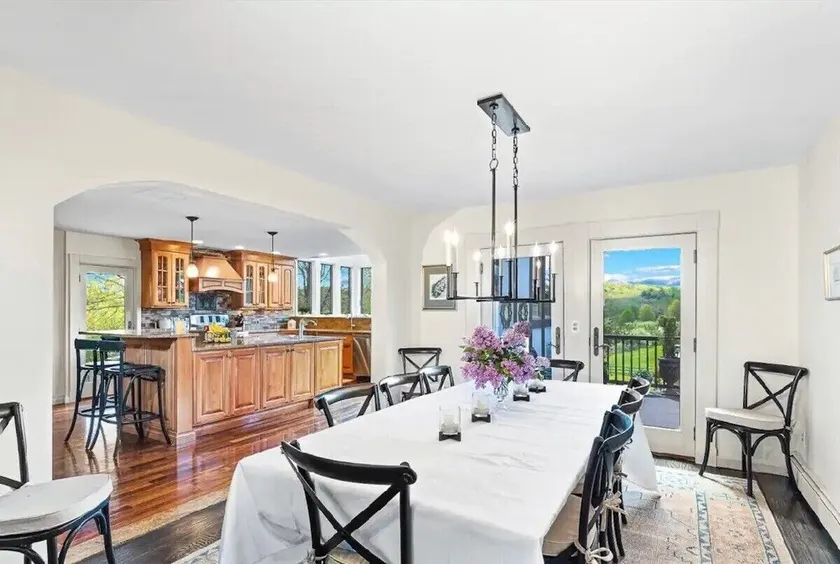 Private Tudor style 5 bedroom home in country setting. - Image 1