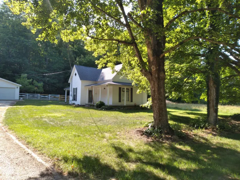 House sleeps 6. Just 5 minutes Patoka Lake boat ramp. Anglers Welcome! - Image 1