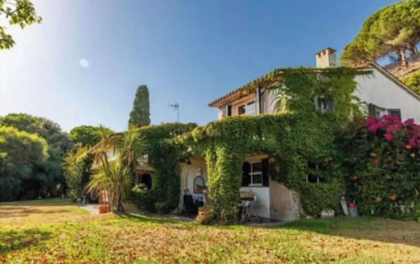 550 m2 house with swimming pool, porch, barbecue, gardens in a 8,000 m2 property. - Image 1