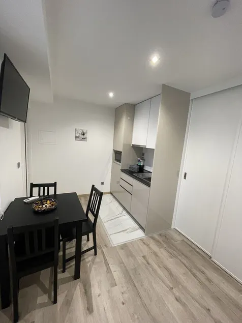 STUDIO 12 - Quiet ground floor, sleeps 1 to 2 - Image 1