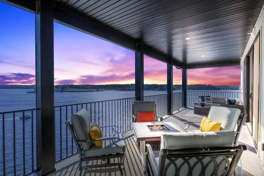 Luxury Lakefront Penthouse w/Unmatched Views & - Image 1