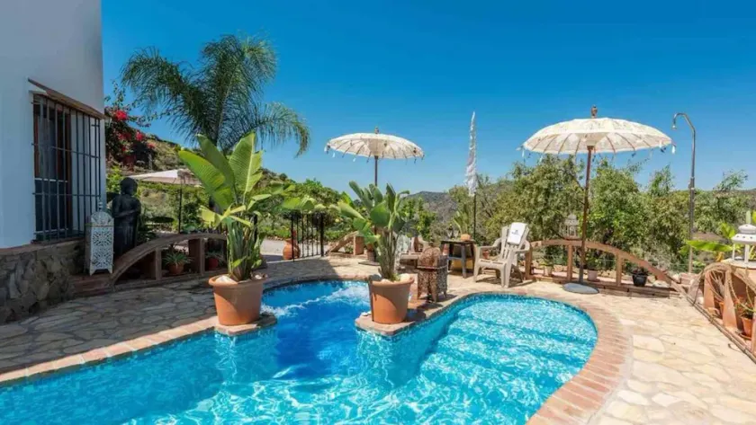 Sayalonga Villa Retreat With 7 Bedrooms - Image 1