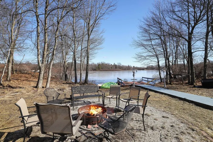 Stunning Lakefront, 1 King, 3 Queens, 3 Double Beds - Image 1