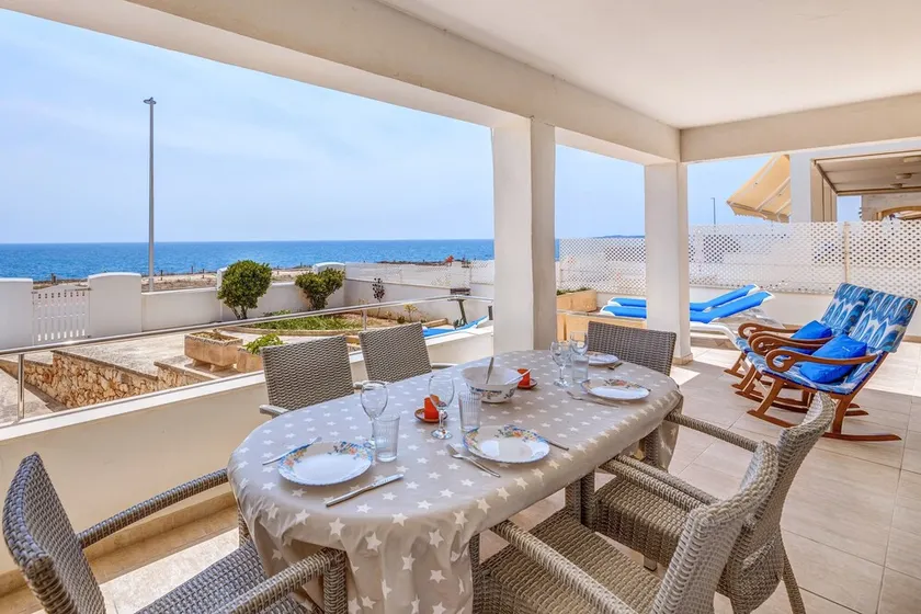 Air-Conditioned Holiday Home with Balcony, Terrace, Sea View & Wi-Fi - Image 1