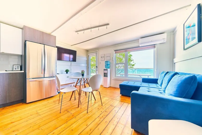 Suite 209: Beautiful 2-Bedroom Beachfront Suite - Image 1