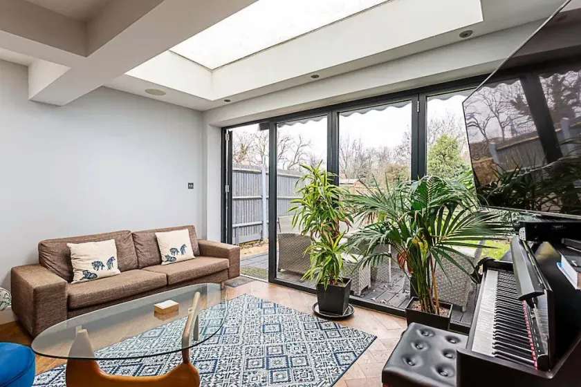 Modern and Spacious Colliers Wood Home - Image 1
