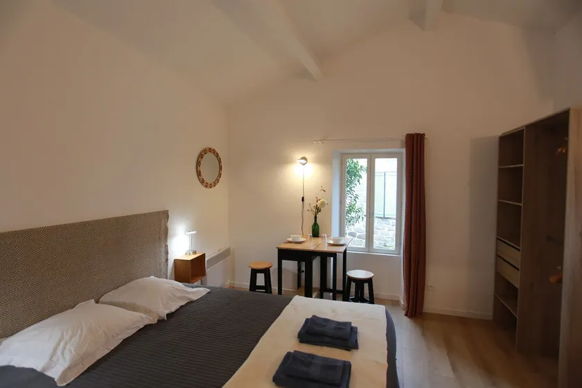 Petit mazet niché au pied du château - Image 1