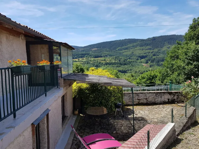 Tranquil cottage in Bourbonnaise Mountains, pets allowed - Image 1