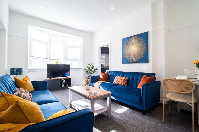 Bright and Stylish 3-Bed Flat in Glasgow - Image 1