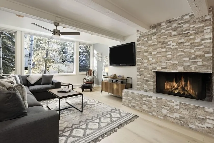 Chateau Snow Unit 202, Renovated Condo with Great Natural Light, Excellent Location - Image 1