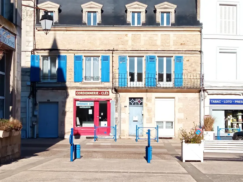 20min Poitiers city center apartment close to all amenities and attractions - Image 1