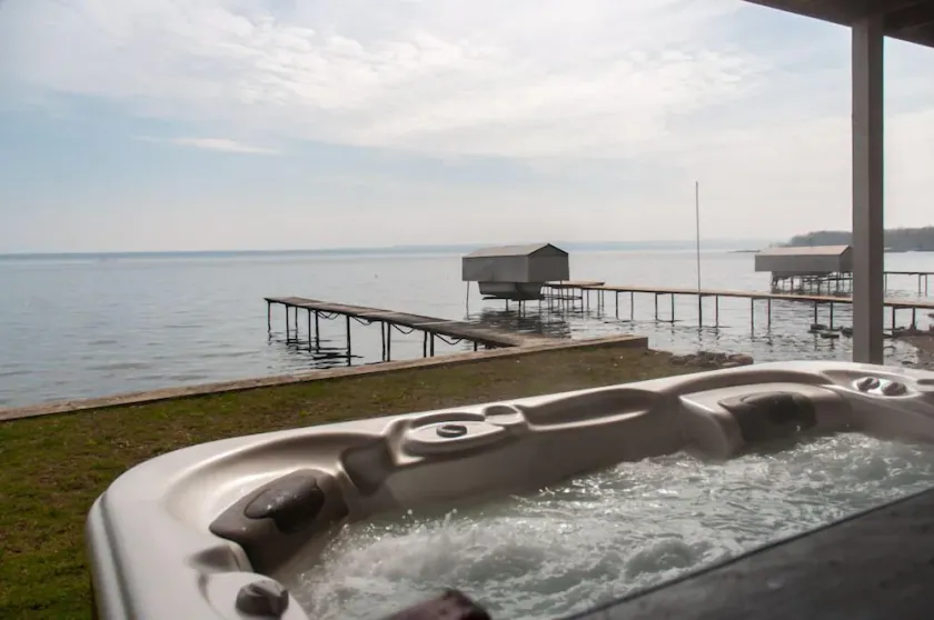 Winey Duck Cottage: \"Pet Friendly Contemporary w / Hot Tub på Seneca Wine Trail - Image 1