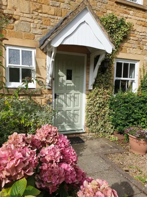 Cosy Carol Cottage Just Off The High Street - Image 1