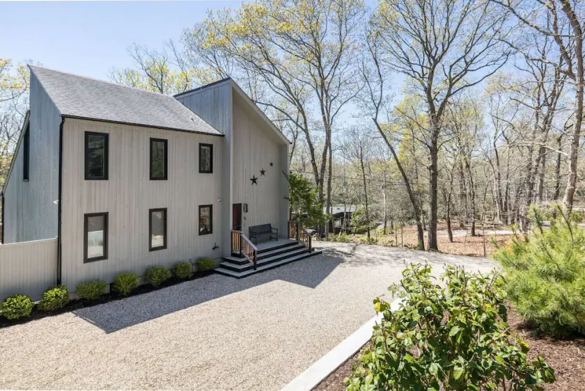 Moderne, renovierte Sommervermietung in East Hampton, nur wenige Minuten vom Strand entfernt - Image 1