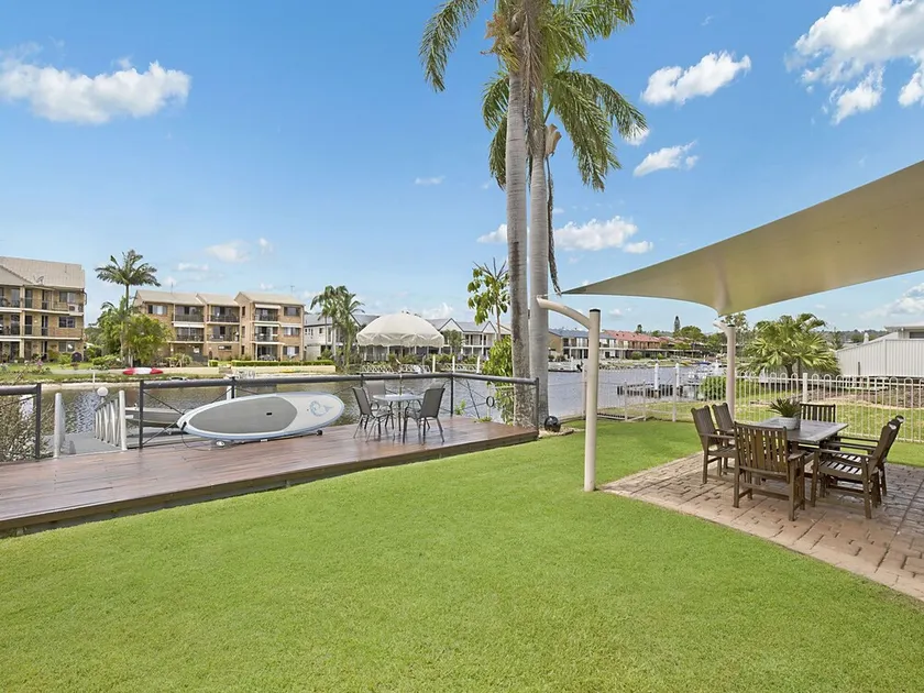 Minimum 3 night stay    4 Bed/2 Bath    Sleeps 10 (max 6 Adults) - Image 1